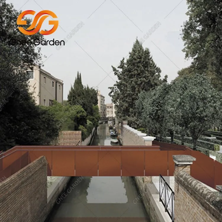 Corten Çelik Metal Yaya Köprüsü Parkta