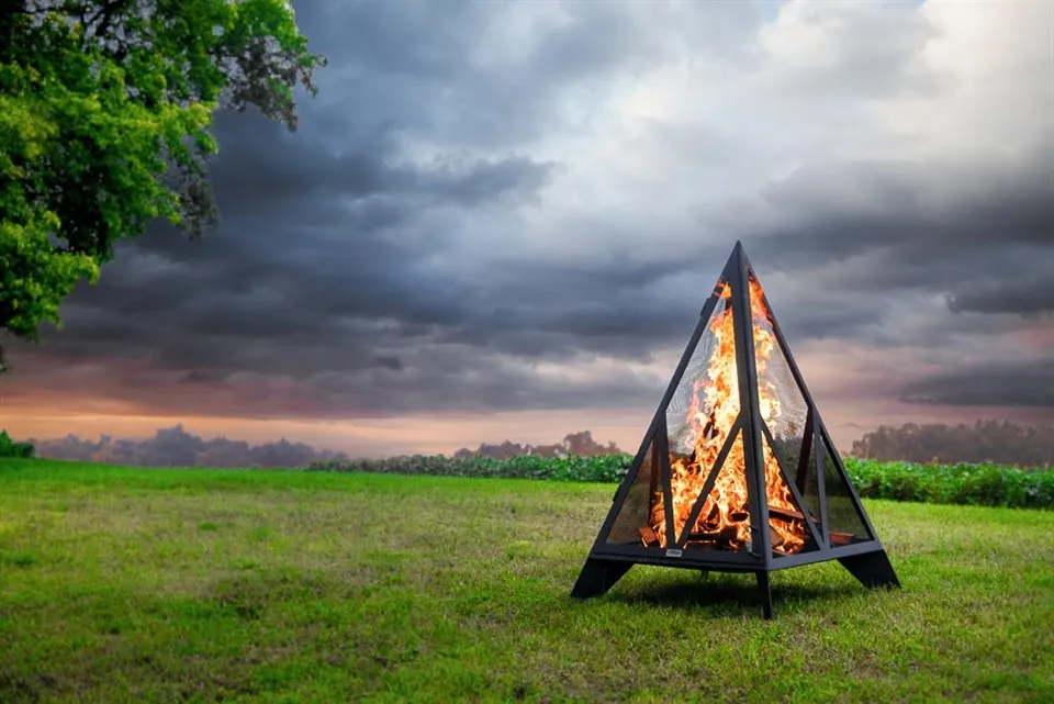 Piramit Dış Mekan Şöminesi